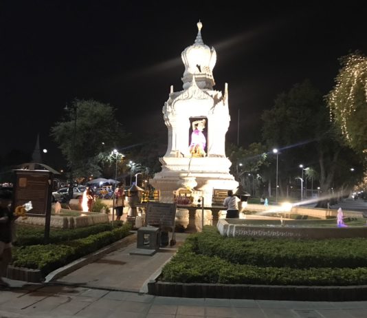 Mother Earth Squeezing Her Hair (Phra Mae Thorani) 髪を絞る母なる大地(プラ・メートラニー)