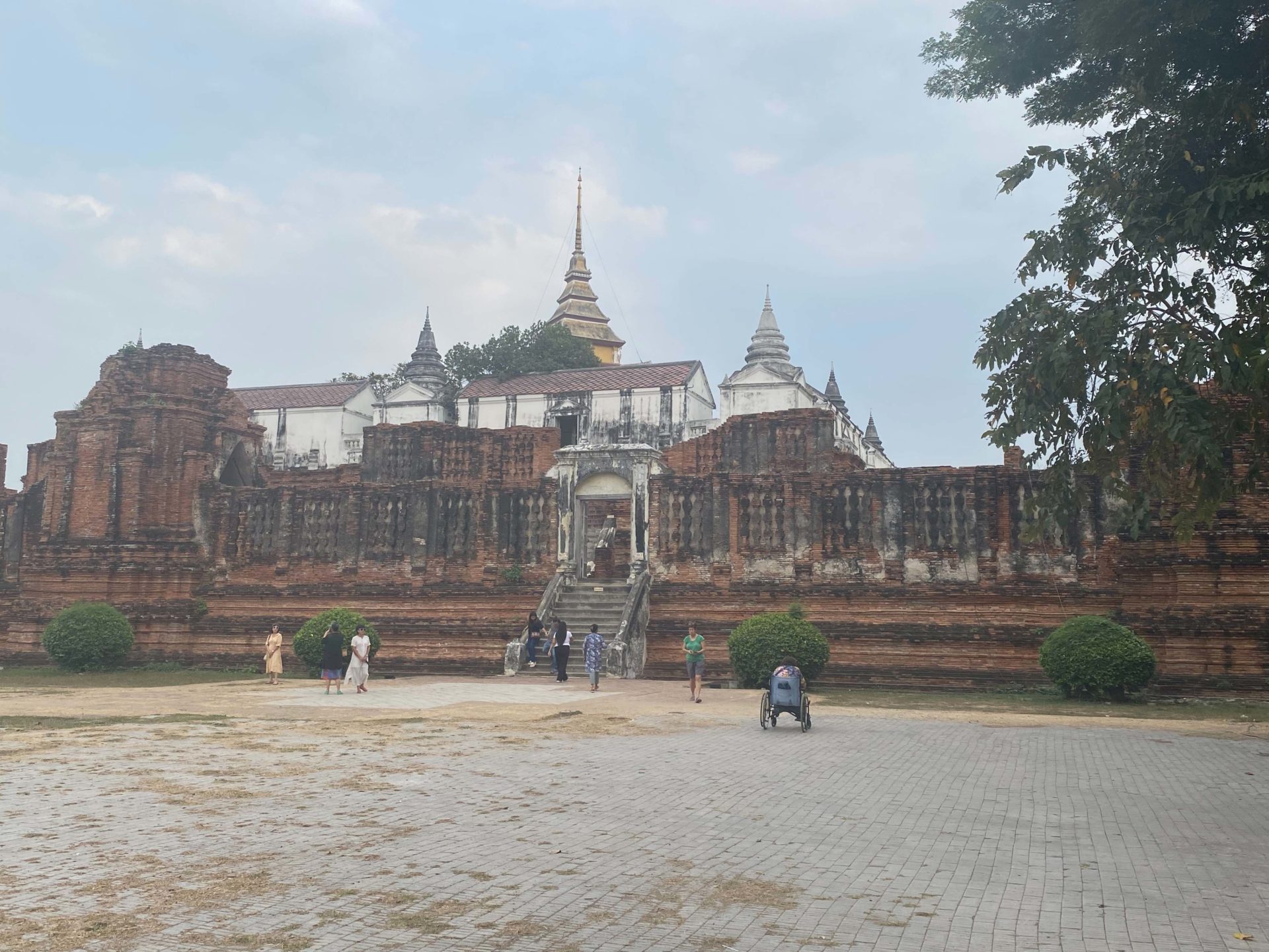 Prasat Nakhon Luang or Wat Nakhon Luang [アユタヤ郊外の石城 ...